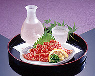 熊本名物馬刺しとお酒の写真