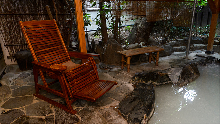 やわらかな酸性泉の露天風呂