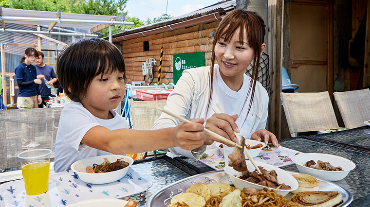 お昼は農園で働くスタッフの皆さんとともにBBQ