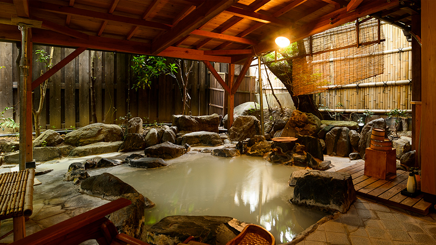 やわらかな酸性泉の露天風呂