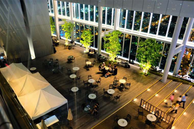大阪 あべのハルカス 『SKY GARDEN 300』でディナーを楽しむ