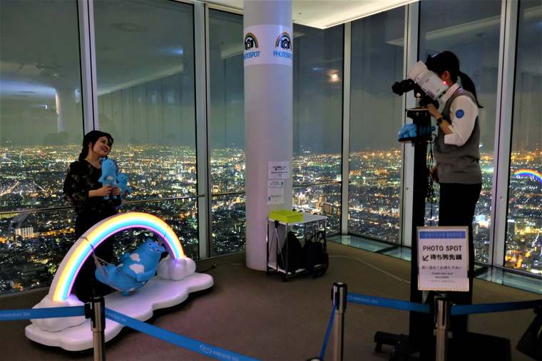 大阪 あべのハルカスで夜景デート、記念撮影