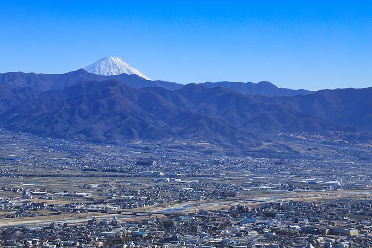 大蔵経寺山から眺める石和市街地と富士山