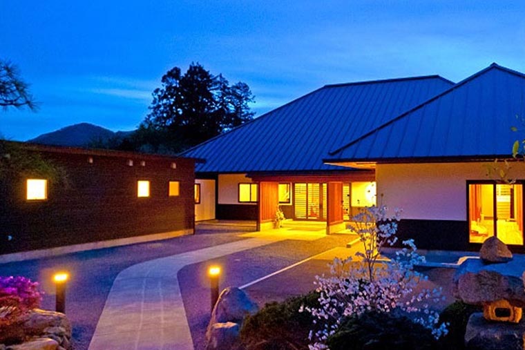 座敷わらし伝説の宿　緑風荘