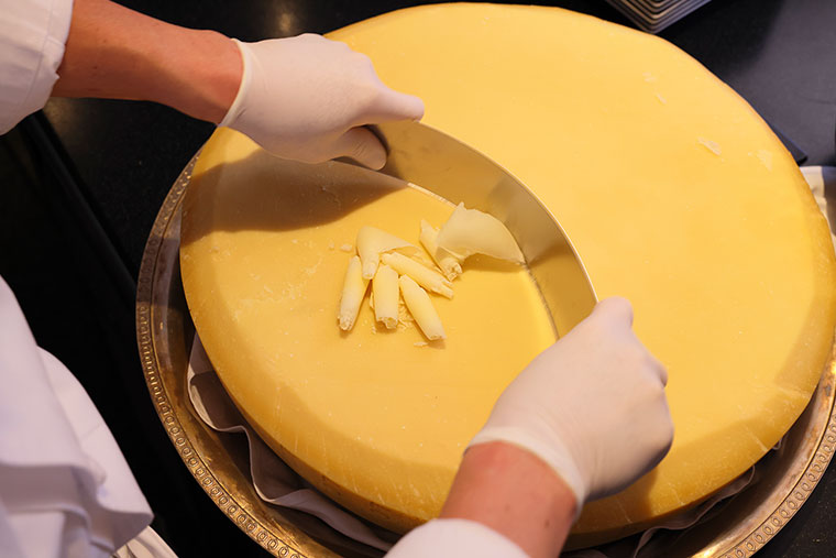 「リーガロイヤルホテル」生ハムとチーズのサラダ仕立て