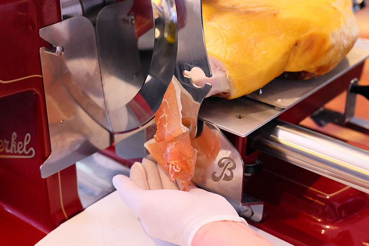 「リーガロイヤルホテル」生ハムとチーズのサラダ仕立て