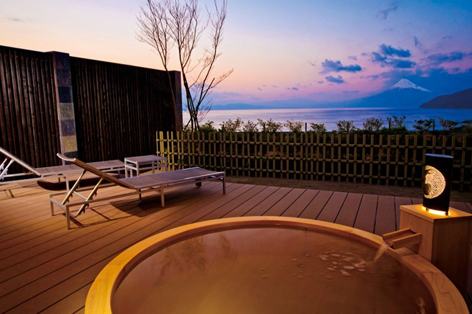 世界遺産　富士山を望む宿　富岳群青