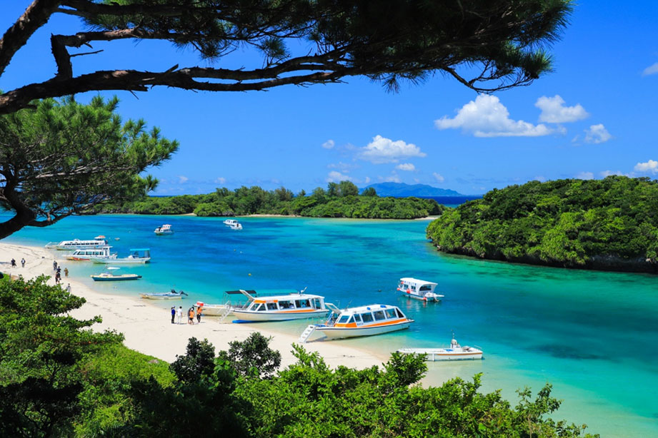 楽天トラベル夏の旅行予約は約 1.3 倍！連休以外のオフピーク旅行が好調、非日常 のリトリート旅も人気！