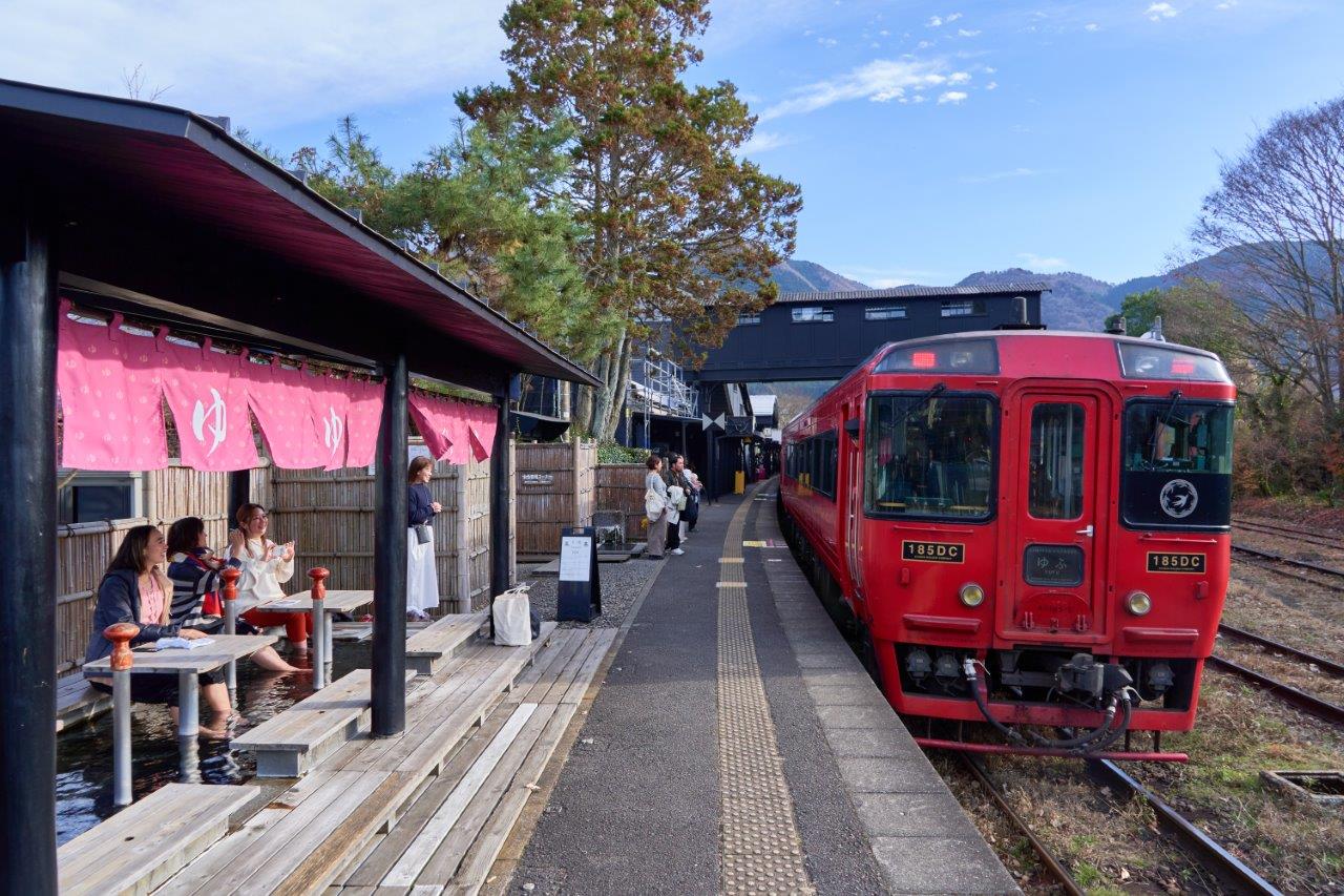 由布院駅ホーム「特急ゆふ」