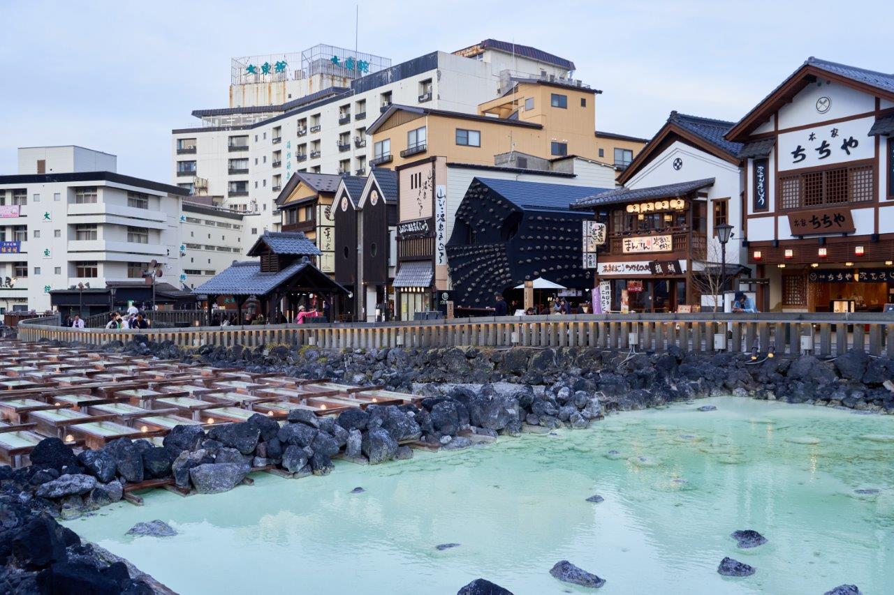 湯畑の眼前にある1日1組限定「草津温泉 きむらや」。希少な源泉かけ流し＆隈研吾設計の宿で記念日ステイ