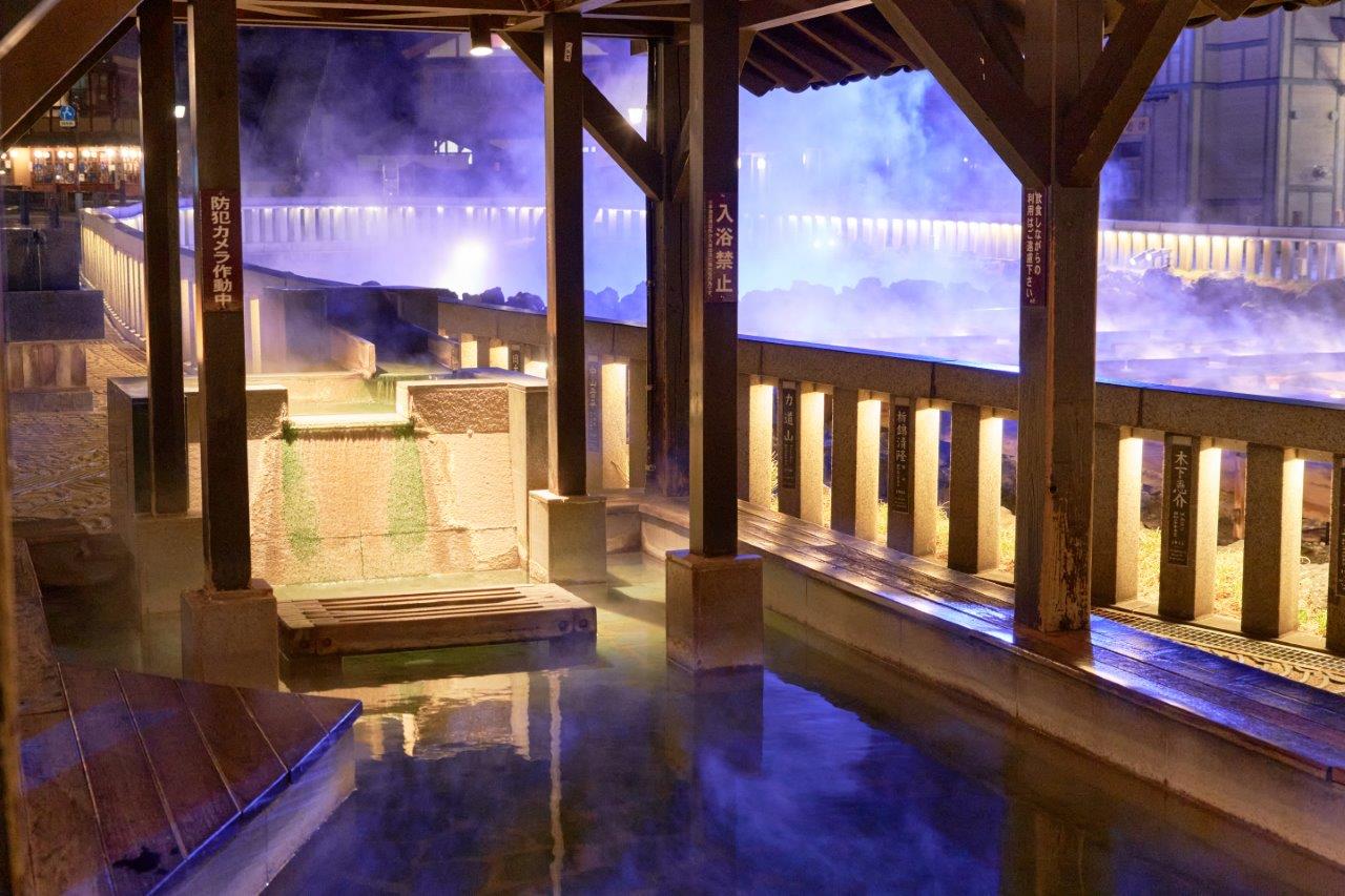 湯畑の眼前にある1日1組限定「草津温泉 きむらや」。希少な源泉かけ流し＆隈研吾設計の宿で記念日ステイ