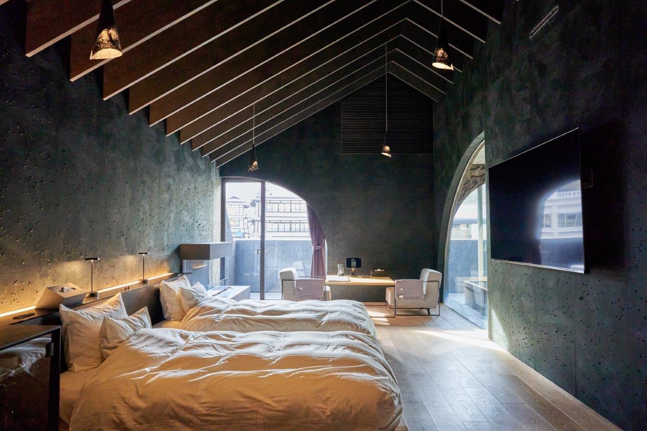 湯畑の眼前にある1日1組限定「草津温泉 きむらや」。希少な源泉かけ流し＆隈研吾設計の宿で記念日ステイ