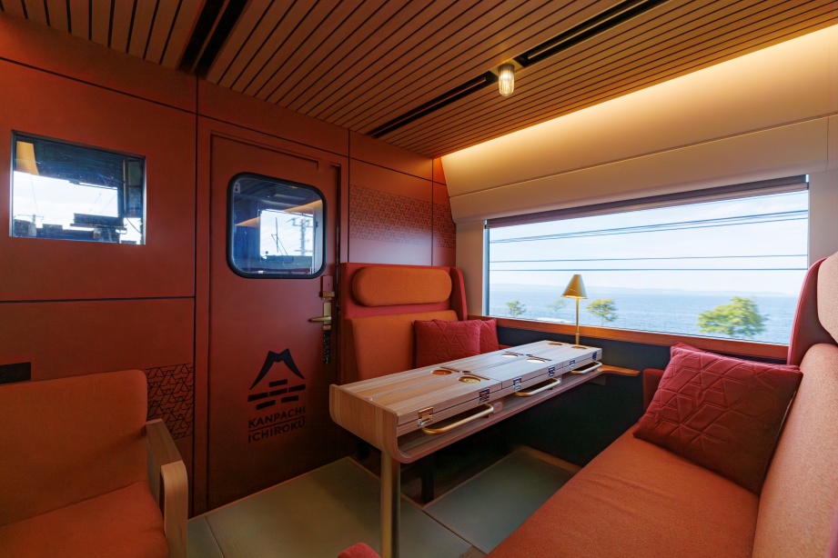 特急「かんぱち・いちろく」号