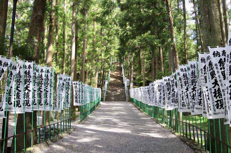 熊野本宮大社に立ち並ぶ無数の旗