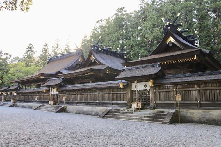 熊野本宮大社の檜皮葺（ひわだぶき）の屋根