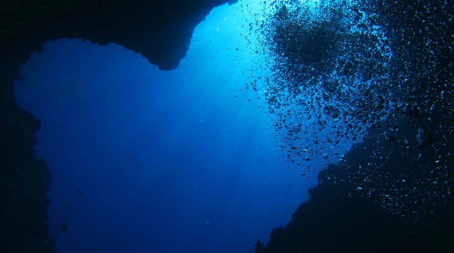 ダイビングポイント「ダブルアーチ」