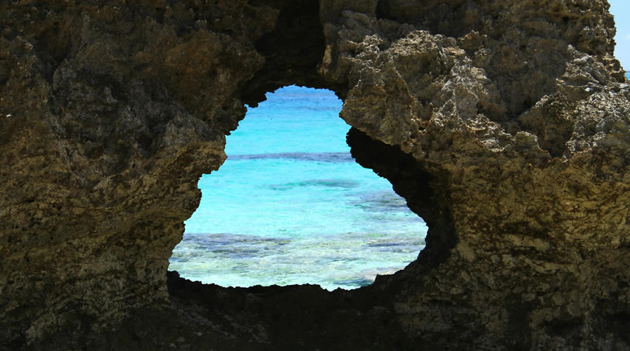 池間島イキヅービーチのハート岩