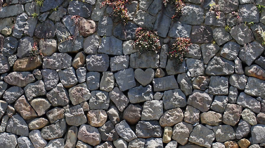 眼鏡橋に埋め込まれたハートの石