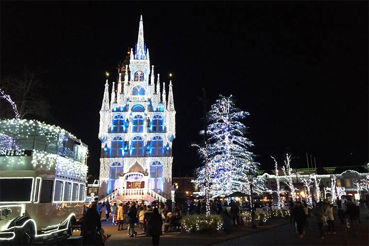 1万個のクリスタルが輝く高さ15メートルのツリー