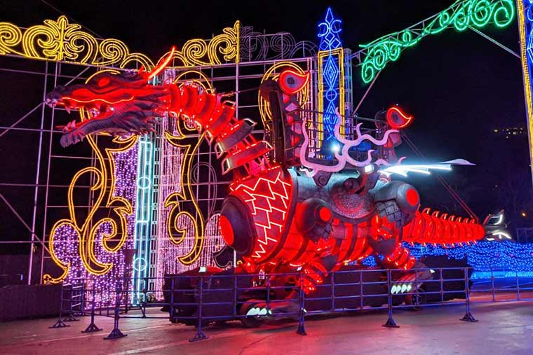 炎を吹くドラゴン