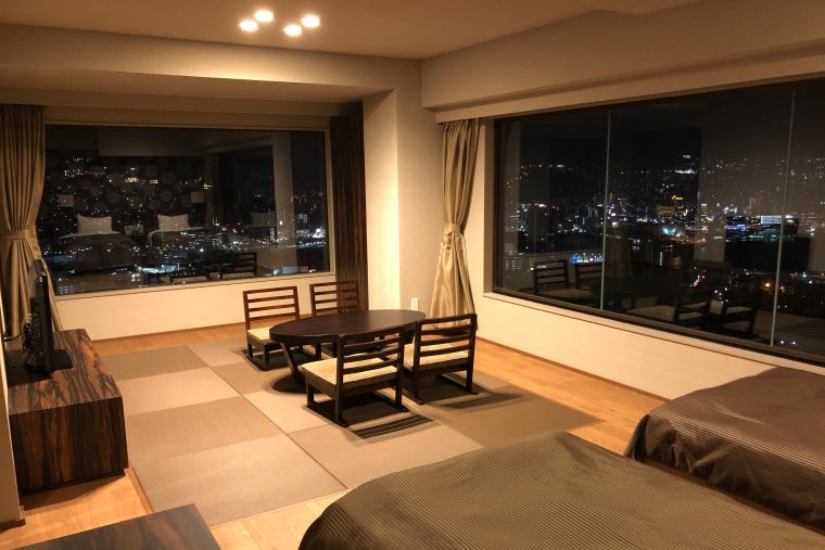 客室からは街並みの夜景を独り占め