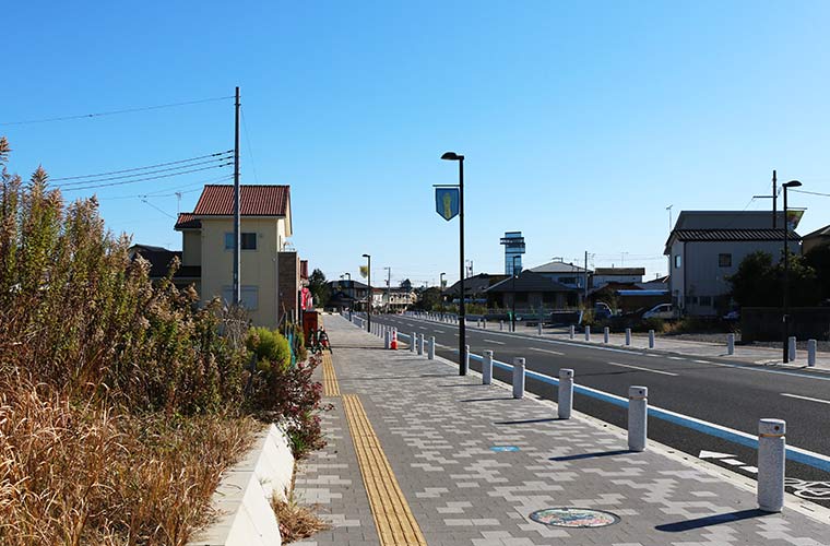 神磯の鳥居へは先に見える大洗マリンタワーが目印