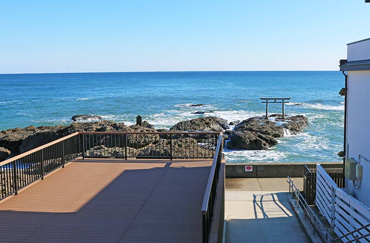 二の鳥居と道路をはさんだ前が神磯の鳥居
