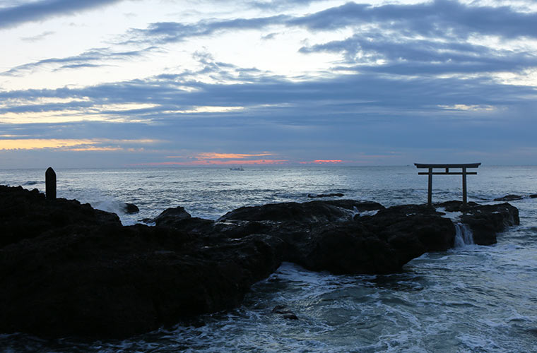日の出時刻の神磯の鳥居