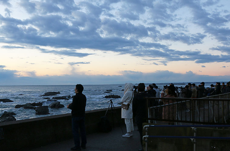 神磯の鳥居にはたくさんのカメラマンが