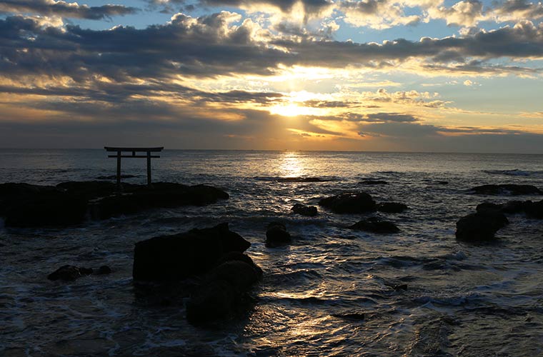太平洋から昇る太陽と鳥居が神秘的な神磯の鳥居