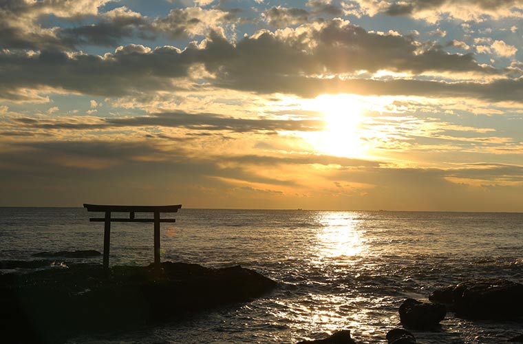 日の出時刻から30分ほどが経過した神磯の鳥居の様子