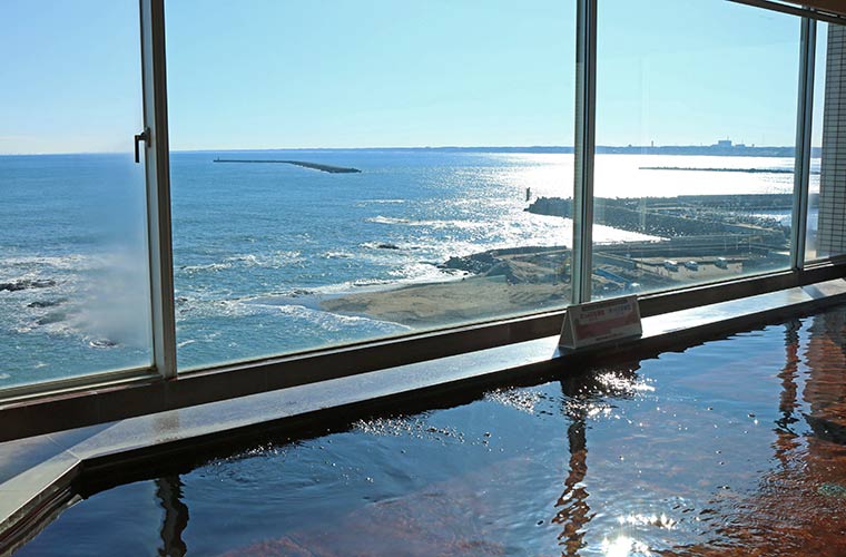 眼下に太平洋が広がる大洗ホテルの展望浴場