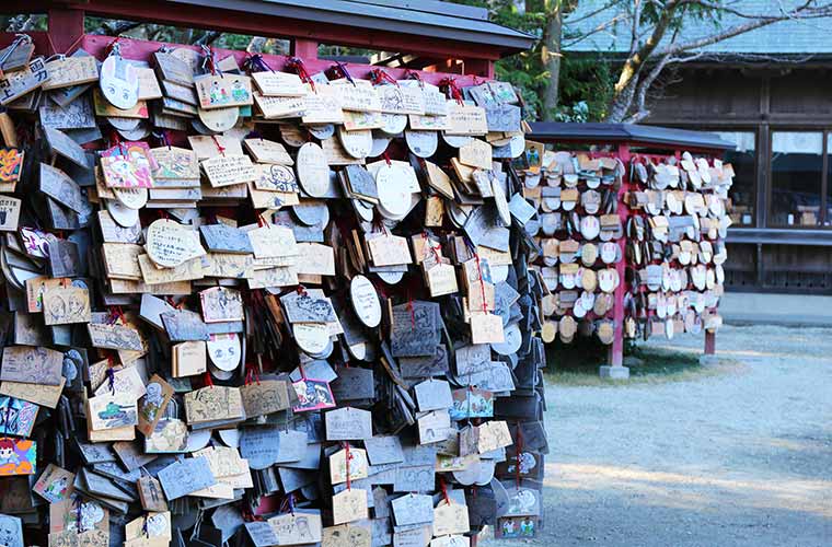 たくさんのガルパン絵馬が掲げられた絵馬掛け