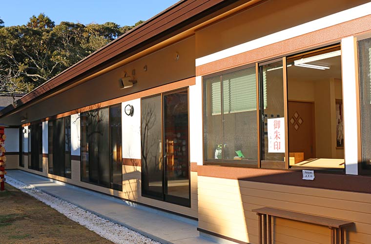 拝殿に向かって右手の建物で御朱印がもらえる