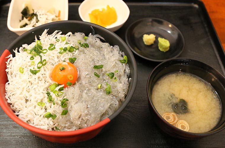 かあちゃんの店のしらす2色丼定食
