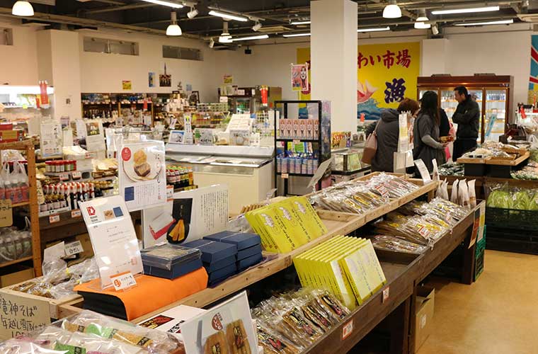 大洗まいわい市場の店内には大洗の物産やお土産がいっぱい