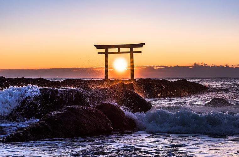 神磯の鳥居の中に朝日が収まる人気の構図