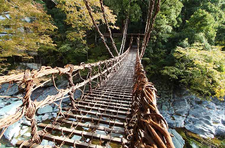 かずら橋を渡るとギシギシという音が