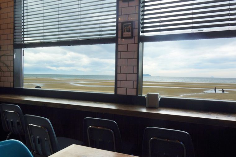 岡崎製パン所 窓際カウンター席