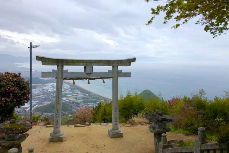 観音寺市「天空の鳥居・高屋神社」