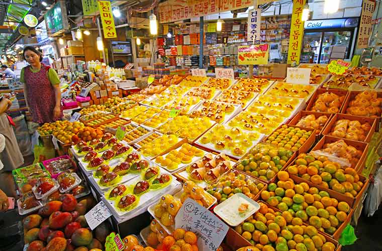 青果店の軒先に山盛りにされた済州島の特産のみかん