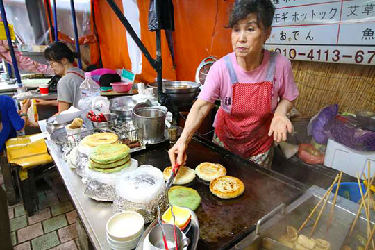 東門市場で売られる韓国のB級グルメは安くて美味