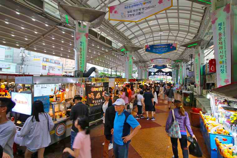 東門市場の「夜市場」（ナイトマーケット）