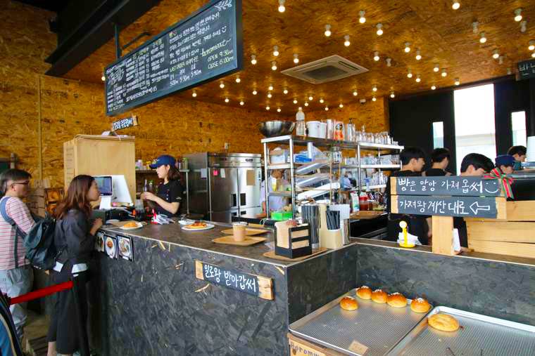 店内では農園で栽培される小麦を使った自家製のパンが売られている