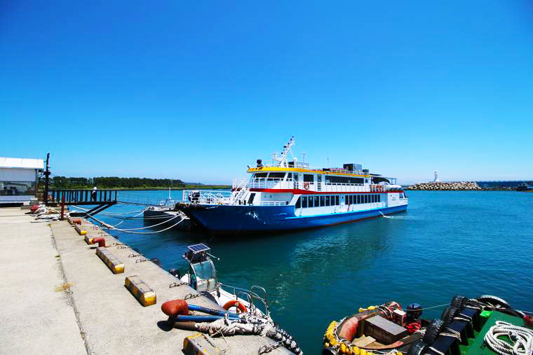加波島へはフェリーで向かう