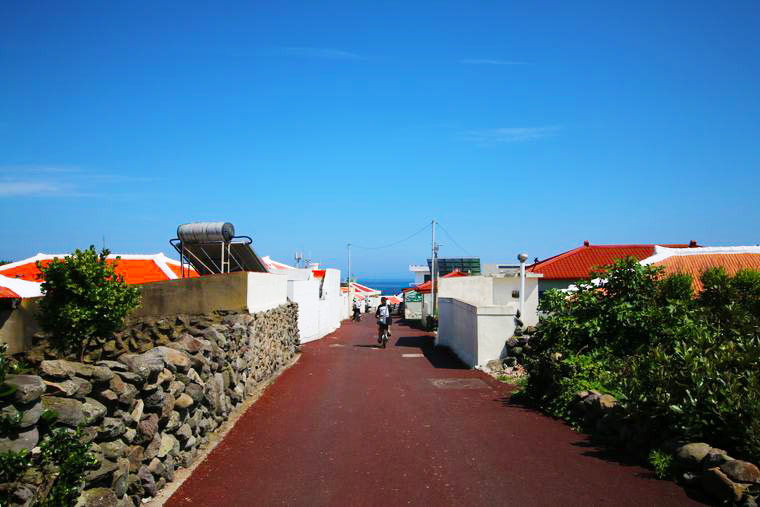 赤い屋根が印象的な加波島の民家