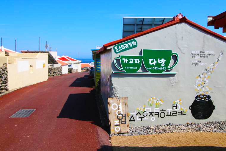 道中にはおしゃれなカフェも