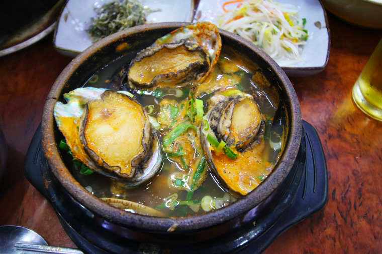 鮮なアワビがごろっと贅沢に入った海鮮トゥッペギ