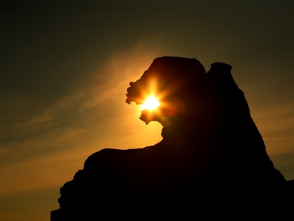 火を噴くゴジラ岩