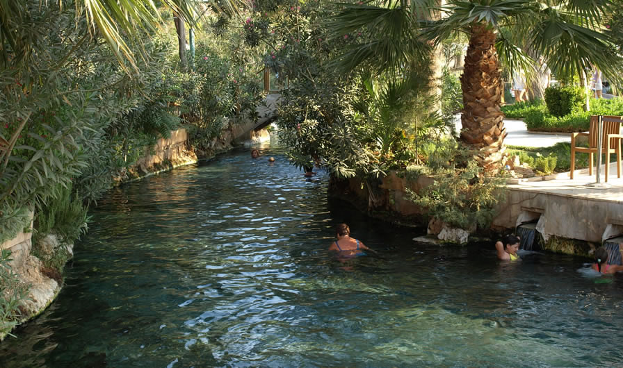 パムッカレ・テルマル（温泉）
